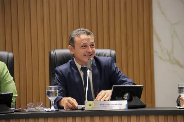 Vereador pede instalação de bancos em frente ao Hospital Municipal de Goianésia