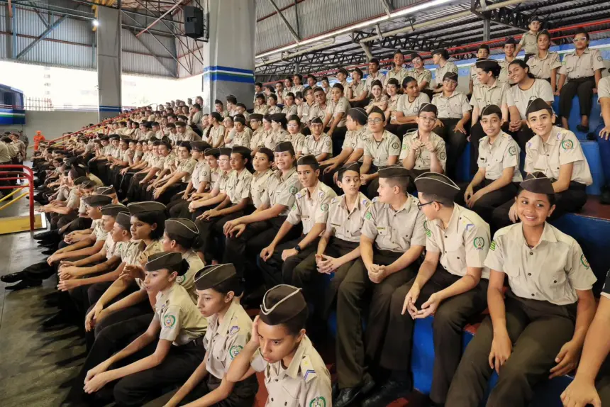 Governo anuncia investimento de R$ 75 milhões do Bolsa Uniforme para alunos de Colégios Militares