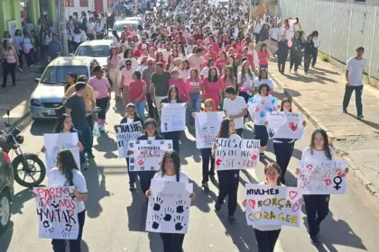 Seduc participa de caminhada e entrega espaço em homenagem a educadora vítima de feminicídio