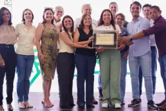 Câmara participa de inauguração de Agrocolégio e entrega homenagem à primeira-dama do Estado