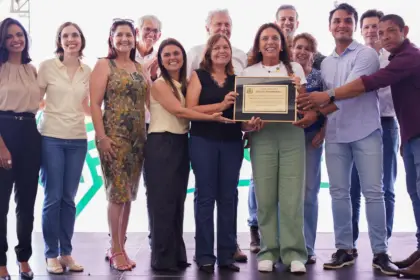 Câmara participa de inauguração de Agrocolégio e entrega homenagem à primeira-dama do Estado