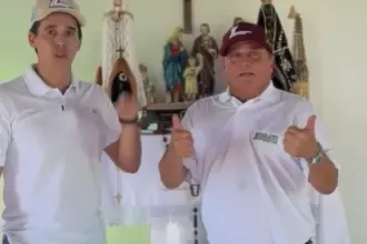 Cantor Leonardo doa violão autografado para leilão da Paróquia Nossa Senhora de Fátima, em Goianésia