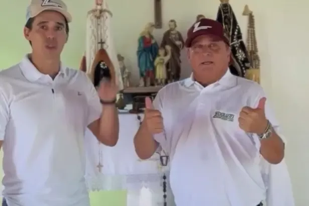 Cantor Leonardo doa violão autografado para leilão da Paróquia Nossa Senhora de Fátima, em Goianésia