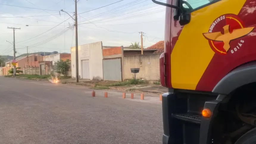 Linha de pipa rompe fio de alta tensão e deixa bairro sem energia em Goianésia Linha de pipa rompe fio de alta tensão e deixa bairro sem energia em Goianésia