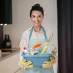 Quanto custa registrar empregada doméstica: itens obrigatórios e valores recorrentes