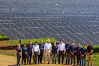 Usina fotovoltaica com capacidade de abastecer uma cidade com 365 mil habitante é inagurada em Vila Propício
