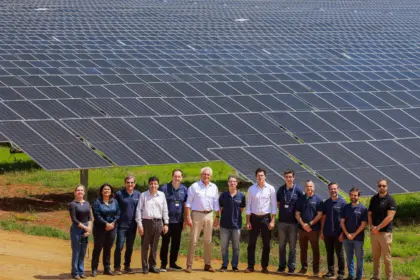 Usina fotovoltaica com capacidade de abastecer uma cidade com 365 mil habitante é inagurada em Vila Propício