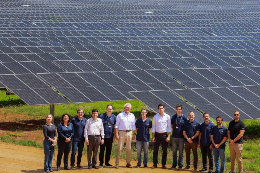 Usina fotovoltaica com capacidade de abastecer uma cidade com 365 mil habitante é inagurada em Vila Propício