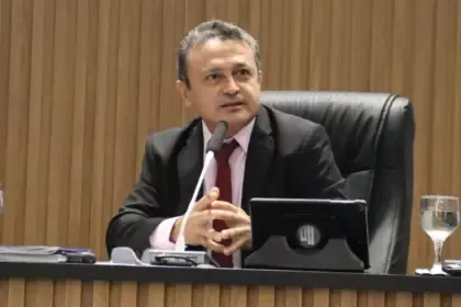 Vereador Marcos Pernambuco pede revitalização da quadra de esportes ao lado do Corpo de Bombeiros