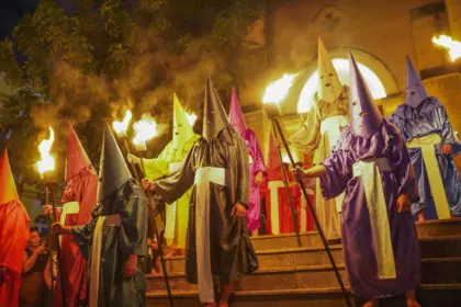 Procissão do Fogaréu reúne milhares de fiéis na cidade de Goiás