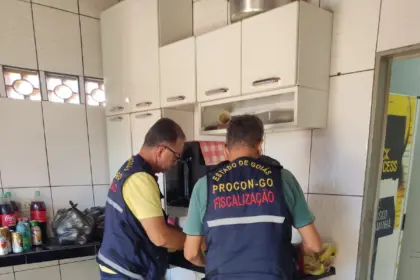 Em Jandaia, Procon apreende quase 450 latas de cervejas vencidas