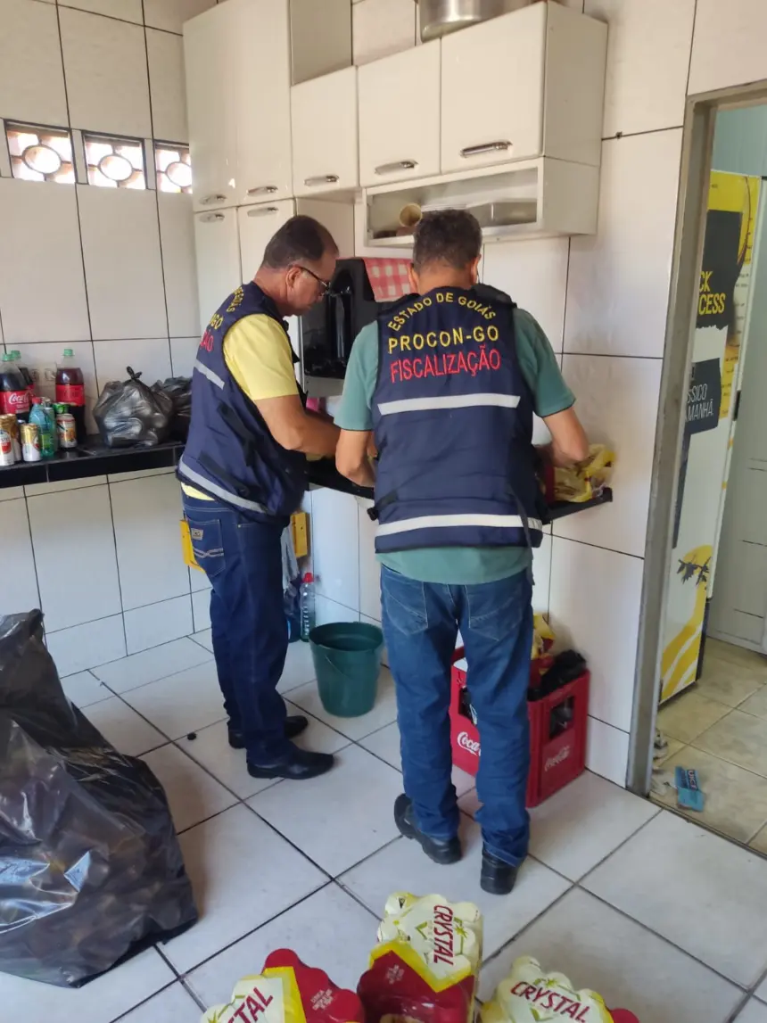 Em Jandaia, Procon apreende quase 450 latas de cervejas vencidas