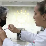 Butantan busca voluntários para teste de vacina da gripe para idosos
