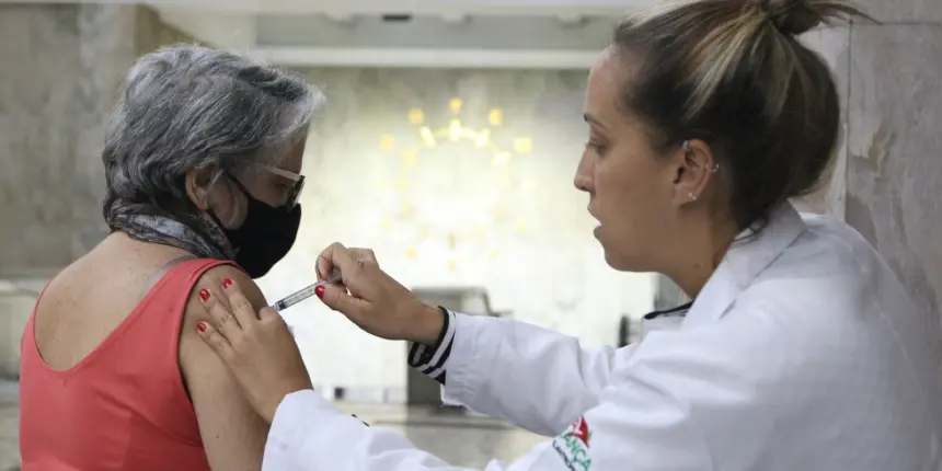 Butantan busca voluntários para teste de vacina da gripe para idosos