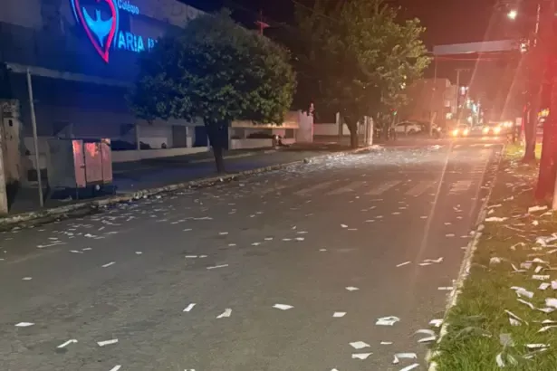 Mistério em Goianésia: papéis com dados bancários são espalhados em avenida