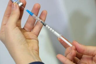 Vacina da gripe não aumenta risco da doença, alerta ministério