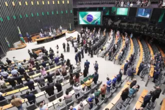 Proposta para reduzir jornada de trabalho avança e pode acabar com escala 6 por 1