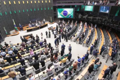 Proposta para reduzir jornada de trabalho avança e pode acabar com escala 6 por 1