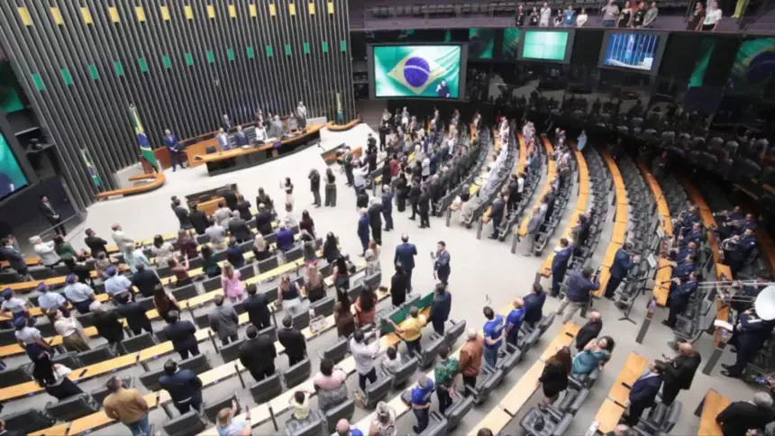 Proposta para reduzir jornada de trabalho avança e pode acabar com escala 6 por 1