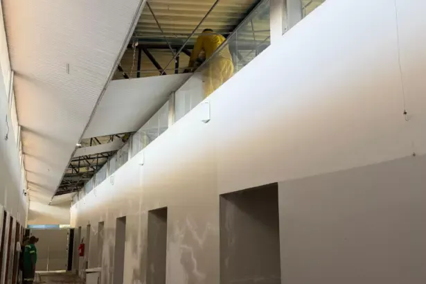 Reforma da UPA de Goianésia avança para restruturação do telhado