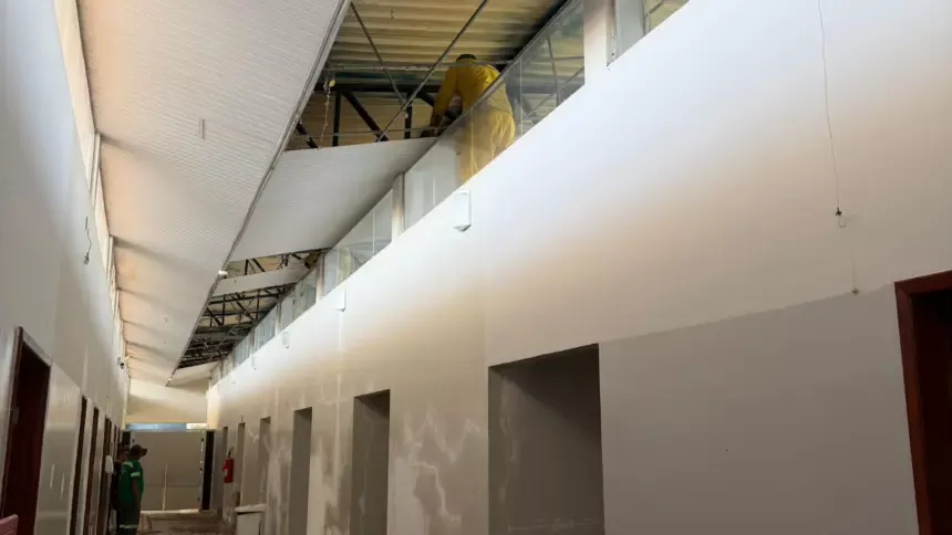 Reforma da UPA de Goianésia avança para restruturação do telhado