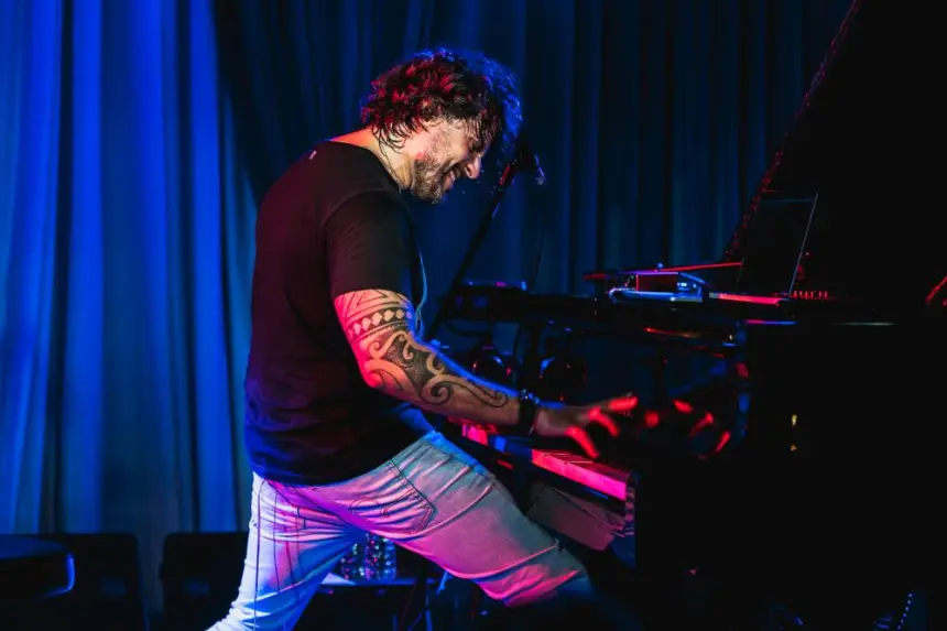 Piano e rock se encontram no palco do Teatro Goiânia no próximo sábado
