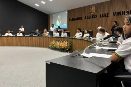 Câmara de Goianésia abre as portas e aproxima alunos da política com programa Escola na Câmara