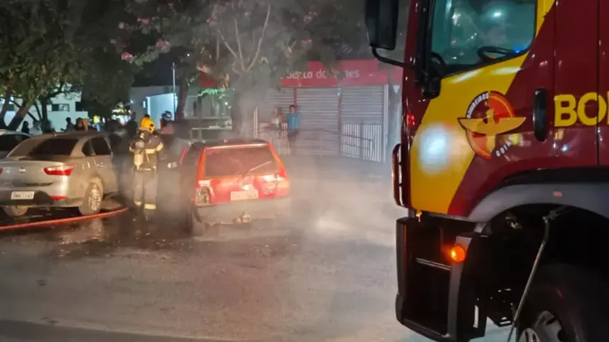 Fiat Uno pega fogo no Centro de Goianésia e mobiliza Corpo de Bombeiros