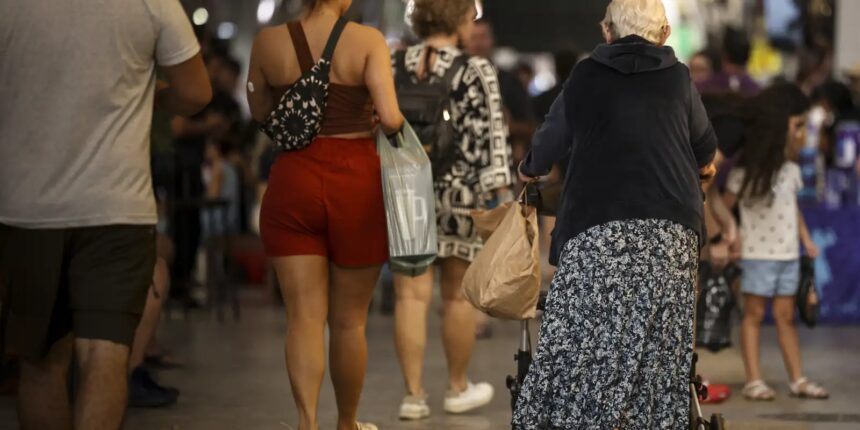 Defeitos em calçadas fazem 42% dos idosos terem medo de cair