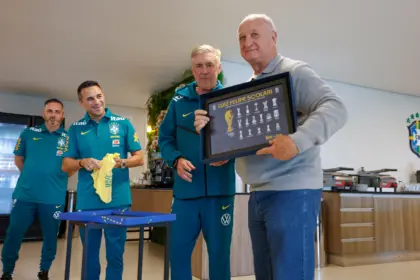 Pentacampeão com a seleção, Felipão é homenageado na Granja Comary