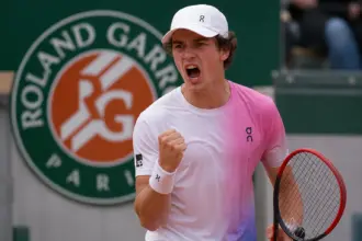 João Fonseca vira sobre croata e vai encarar Djoko em Roland Garros