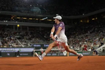 João Fonseca faz história em Roland Garros e avança às quartas de final pela primeira vez