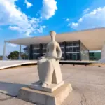 Alexandre de Moraes suspende Lei da Dosimetria um dia após promulgação; medida pode impactar condenados do 8 de janeiro