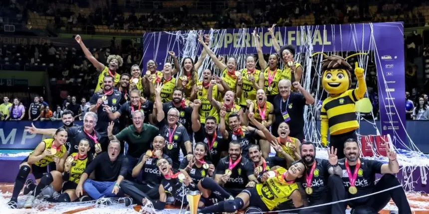 Praia Clube bate Minas e fatura título da Superliga Feminina de vôlei