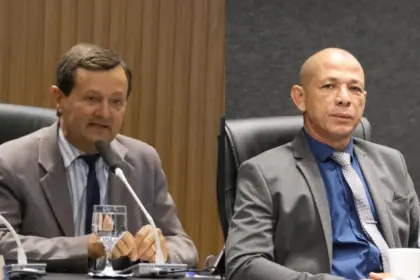 Vereadores Gesmar e Sargento Santos solicitam reforço na sinalização no Bairro Santa Luzia