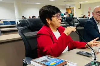Bia de Lima defende valorização salarial de administrativos da educação em sessão solene