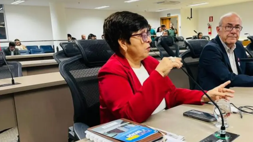 Bia de Lima defende valorização salarial de administrativos da educação em sessão solene Bia de Lima defende valorização salarial de administrativos da educação em sessão solene