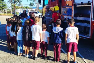 Bombeiros Goianésia apresentam profissão a crianças durante projeto em escola