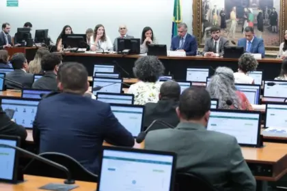 Deputados votam redução da maioridade penal em comissão nesta terça