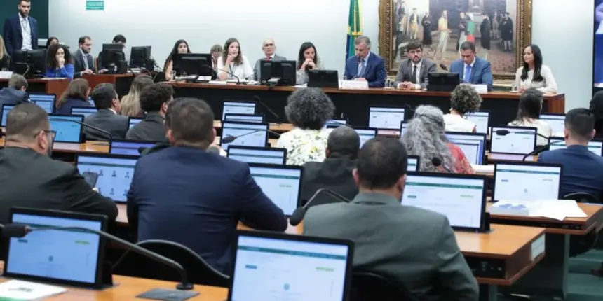 Deputados votam redução da maioridade penal em comissão nesta terça Deputados votam redução da maioridade penal em comissão nesta terça