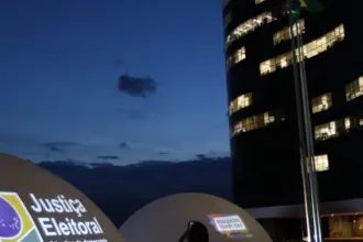 TSE adia decisão sobre suspensão de pesquisa de voto para presidente