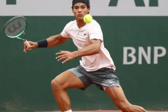 Roland Garros: Luis Guto Miguel bate compatriota e vai à final juvenil