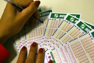 Mega-Sena acumula e prêmio sobe para R$ 12 milhões após ninguém acertar as seis dezenas