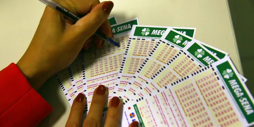 Mega-Sena acumula e prêmio sobe para R$ 12 milhões após ninguém acertar as seis dezenas Mega-Sena acumula e prêmio sobe para R$ 12 milhões após ninguém acertar as seis dezenas