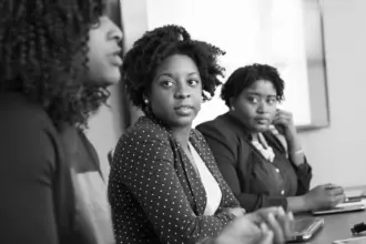 Desemprego entre mulheres negras jovens chega a 24,7%, aponta estudo