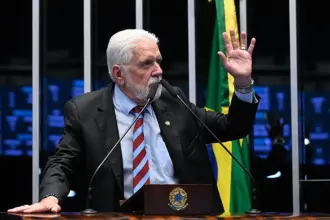 PF faz operação contra suposto esquema bilionário e mira líder do governo Lula no Senado