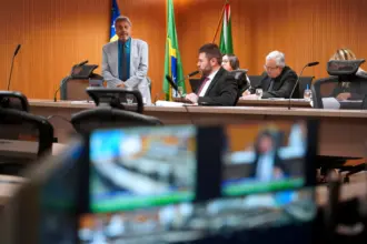 CCJ da Alego analisa 48 projetos com foco em educação, inovação e meio ambiente