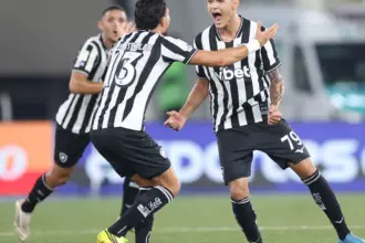 Com gol no último lance, Botafogo bate Santos na volta do Brasileirão; Vasco perde mais uma