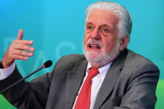 PF intima Senador Jaques Wagner a depor sobre investigações do Banco Master