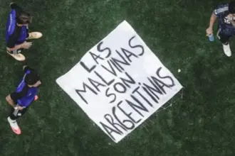 Ato de jogadores argentinos reacende debate sobre domínio das Malvinas